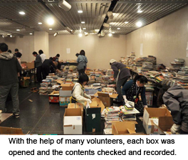 ボランティアのみなさんの協力のもと、ひとつひとつ箱を開き、中身を確認しています。