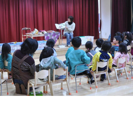 古市赤前保育園で読み聞かせをするボランティアスタッフ
