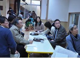 被災地の状況説明を聞くプロジェクトスタッフたち